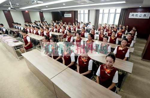 初中畢業可以去學空乘嗎