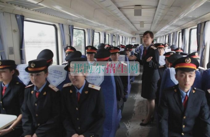 女生學鐵道運輸