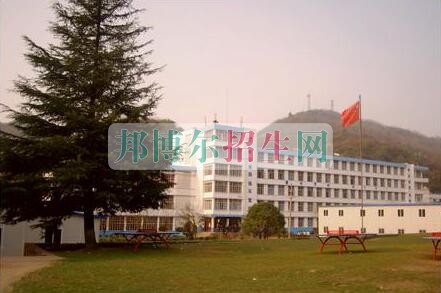 初中畢業學航空服務怎樣