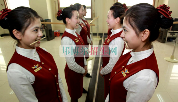 成都內(nèi)理科一?？罩谐藙?wù)大專學(xué)校