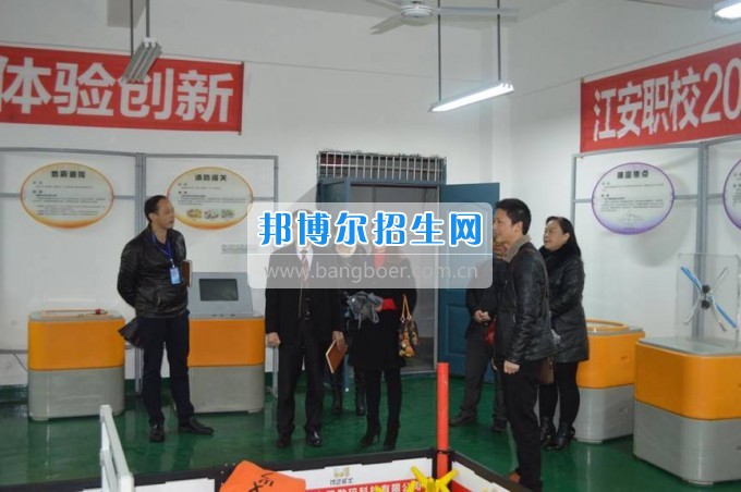 縣科協(xié)領(lǐng)導(dǎo)到四川省江安縣職業(yè)技術(shù)學(xué)?？赐麢C器人大賽師生