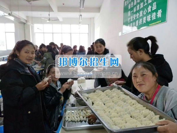 四川省宜賓市南溪區職業高級中學校“9+3”學生慶祝藏歷火雞新年