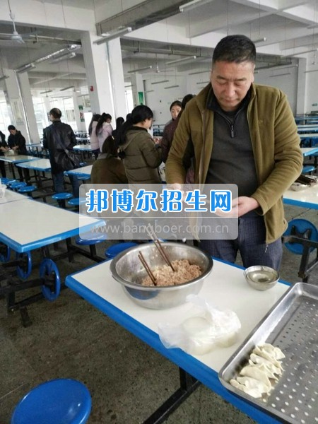 四川省宜賓市南溪區職業高級中學校“9+3”學生慶祝藏歷火雞新年