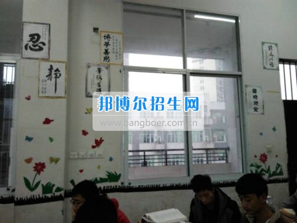 四川省宜賓市南溪區(qū)職業(yè)高級(jí)中學(xué)校數(shù)控專業(yè)部開展教室美化活動(dòng)