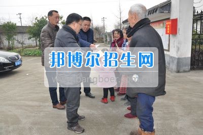 四川省什邡市職業中專學校黨總支慰問師古鎮洛陽村特困戶