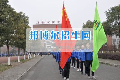 四川省什邡市職業中專學校拉練路上，我們擼起袖子邁步向前