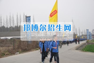 四川省什邡市職業中專學校拉練路上，我們擼起袖子邁步向前