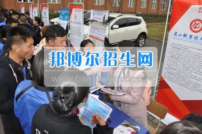 四川省什邡市職業(yè)中專學(xué)校積極組織學(xué)生參加德陽市2017年高職院校單招宣傳活動(dòng)