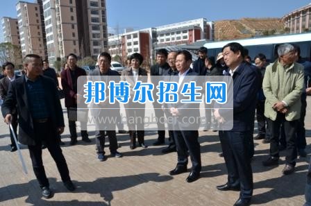 州委、州政府主要領(lǐng)導(dǎo)調(diào)研大理衛(wèi)校整體搬遷建設(shè)工作 2月10日下午,州委書記陳堅和州委副書記、州長楊健等領(lǐng)導(dǎo)蒞臨大理衛(wèi)校(大理護理職業(yè)學(xué)院)海東新校區(qū),對學(xué)校整體搬遷項目建設(shè)情況進行實地調(diào)研,并在龍山國際會議中心主持召開推進大理衛(wèi)校(大理護理職業(yè)學(xué)院)整體搬遷建設(shè)專題會議。楊泓濤校長代表學(xué)校匯報了學(xué)校的工作情況,海開委、州衛(wèi)計委、州教育局、州財政局、州發(fā)改委、州委編辦、州人社局、州審計局等部門領(lǐng)導(dǎo)對大理衛(wèi)校(大理護理職業(yè)學(xué)院)整體搬遷建設(shè)情況進行了匯報說明。 會上,陳堅書記強調(diào),各主管部門要站在促進全州教育、衛(wèi)生事業(yè)發(fā)展的高度,加強協(xié)調(diào)聯(lián)動,幫助解決大理衛(wèi)校整體搬遷工作推進上的瓶頸問題,以高標(biāo)準(zhǔn)、嚴要求組織驗收和掃尾工作,保證施工安全、建筑安全及搬遷后的校園安全。楊健州長重申了實現(xiàn)整體搬遷的意義,并要求學(xué)校要在升格組建大理護理職業(yè)學(xué)院的同時,保留大理衛(wèi)校的牌子和教學(xué)優(yōu)勢,不斷提高辦學(xué)質(zhì)量,擴大辦學(xué)規(guī)模,為全州衛(wèi)生事業(yè)發(fā)展輸送更多優(yōu)質(zhì)人才。 此次調(diào)研和座談會充分體現(xiàn)了州委、州政府對于學(xué)校整體搬遷建設(shè)的高度重視,也為學(xué)校發(fā)展指明了方向。學(xué)校領(lǐng)導(dǎo)對州委、州政府長期以來對學(xué)校的關(guān)心和支持致以衷心的感謝,并表示將按照會議的相關(guān)要求,抓實各項搬遷準(zhǔn)備工作,確保按時完成搬遷辦學(xué)。多措并舉做好資金籌措和師資隊伍建設(shè),齊心協(xié)力將大理衛(wèi)校(大理護理職業(yè)學(xué)院)打造成為一所具有特色的一流高等護理職業(yè)院校。