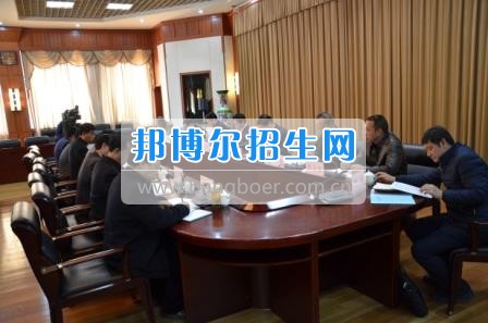州委、州政府主要領(lǐng)導(dǎo)調(diào)研大理衛(wèi)校整體搬遷建設(shè)工作 2月10日下午,州委書記陳堅和州委副書記、州長楊健等領(lǐng)導(dǎo)蒞臨大理衛(wèi)校(大理護理職業(yè)學(xué)院)海東新校區(qū),對學(xué)校整體搬遷項目建設(shè)情況進行實地調(diào)研,并在龍山國際會議中心主持召開推進大理衛(wèi)校(大理護理職業(yè)學(xué)院)整體搬遷建設(shè)專題會議。楊泓濤校長代表學(xué)校匯報了學(xué)校的工作情況,海開委、州衛(wèi)計委、州教育局、州財政局、州發(fā)改委、州委編辦、州人社局、州審計局等部門領(lǐng)導(dǎo)對大理衛(wèi)校(大理護理職業(yè)學(xué)院)整體搬遷建設(shè)情況進行了匯報說明。 會上,陳堅書記強調(diào),各主管部門要站在促進全州教育、衛(wèi)生事業(yè)發(fā)展的高度,加強協(xié)調(diào)聯(lián)動,幫助解決大理衛(wèi)校整體搬遷工作推進上的瓶頸問題,以高標(biāo)準(zhǔn)、嚴要求組織驗收和掃尾工作,保證施工安全、建筑安全及搬遷后的校園安全。楊健州長重申了實現(xiàn)整體搬遷的意義,并要求學(xué)校要在升格組建大理護理職業(yè)學(xué)院的同時,保留大理衛(wèi)校的牌子和教學(xué)優(yōu)勢,不斷提高辦學(xué)質(zhì)量,擴大辦學(xué)規(guī)模,為全州衛(wèi)生事業(yè)發(fā)展輸送更多優(yōu)質(zhì)人才。 此次調(diào)研和座談會充分體現(xiàn)了州委、州政府對于學(xué)校整體搬遷建設(shè)的高度重視,也為學(xué)校發(fā)展指明了方向。學(xué)校領(lǐng)導(dǎo)對州委、州政府長期以來對學(xué)校的關(guān)心和支持致以衷心的感謝,并表示將按照會議的相關(guān)要求,抓實各項搬遷準(zhǔn)備工作,確保按時完成搬遷辦學(xué)。多措并舉做好資金籌措和師資隊伍建設(shè),齊心協(xié)力將大理衛(wèi)校(大理護理職業(yè)學(xué)院)打造成為一所具有特色的一流高等護理職業(yè)院校。