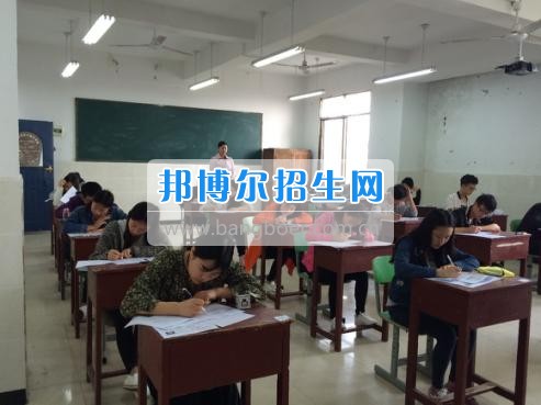 四川三河職業(yè)學院五年制轉錄考試工作圓滿結束 4月6日-7日,根據《四川三河職業(yè)學院2017年五年制轉錄考核方案》要求,2017年五年制轉錄考試在聯辦學校合江少岷職業(yè)技術學校張灣校區(qū)舉行,考試由教務處丁小林副處長組織,少岷職校有關領導共同配合開展,考試組織嚴密、紀律正常、圓滿完成了2017年五年制轉錄考試工作。