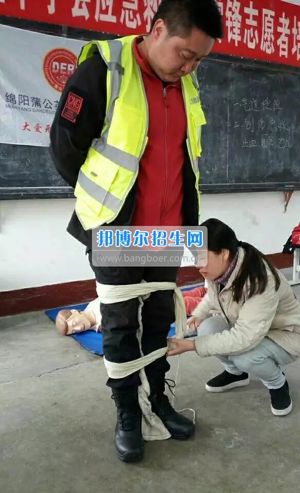 2017年涪城區紅十字會首屆應急救護學雷鋒志愿者培訓班在綿陽航空職業學校舉行