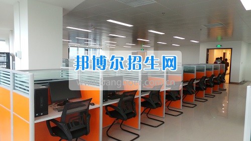 四川省瀘縣建筑職業中專學校校企合作訂單忙 客服專業需求旺