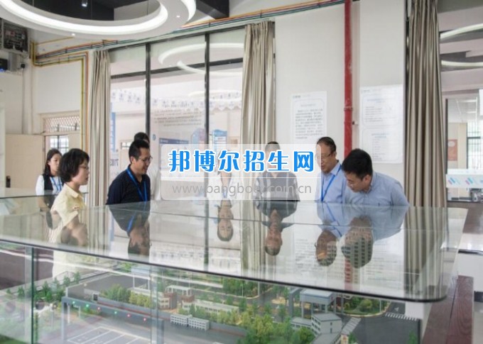 四川省一帶一路促進會會長林忠清一行來四川省經(jīng)濟管理學校參觀考察，共同商建“一帶一路國際職業(yè)教育中心”