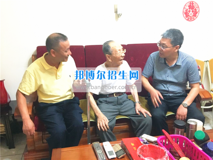 成都中醫(yī)藥大學(xué)領(lǐng)導(dǎo)走訪慰問老黨員、困難黨員和群眾代表
