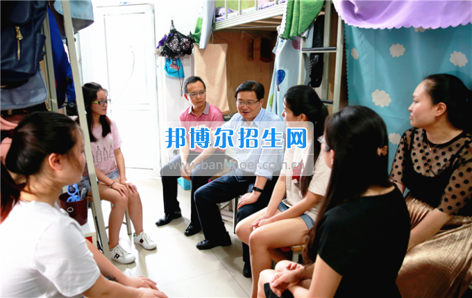 成都中醫(yī)藥大學(xué)領(lǐng)導(dǎo)走訪慰問老黨員、困難黨員和群眾代表
