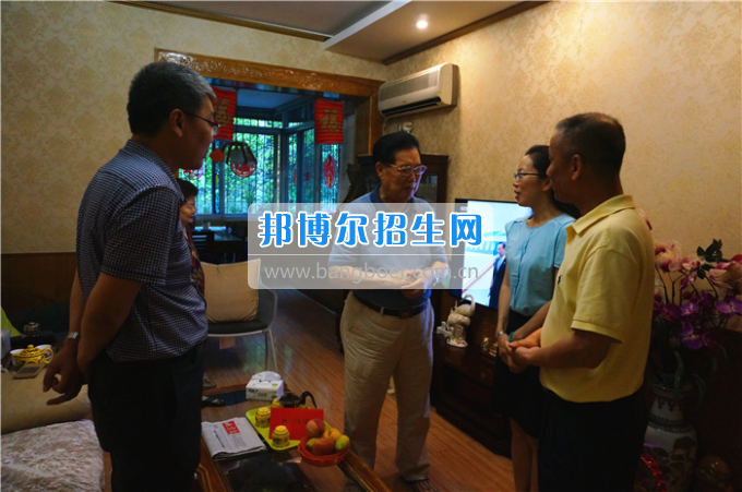 成都中醫(yī)藥大學(xué)領(lǐng)導(dǎo)走訪慰問老黨員、困難黨員和群眾代表
