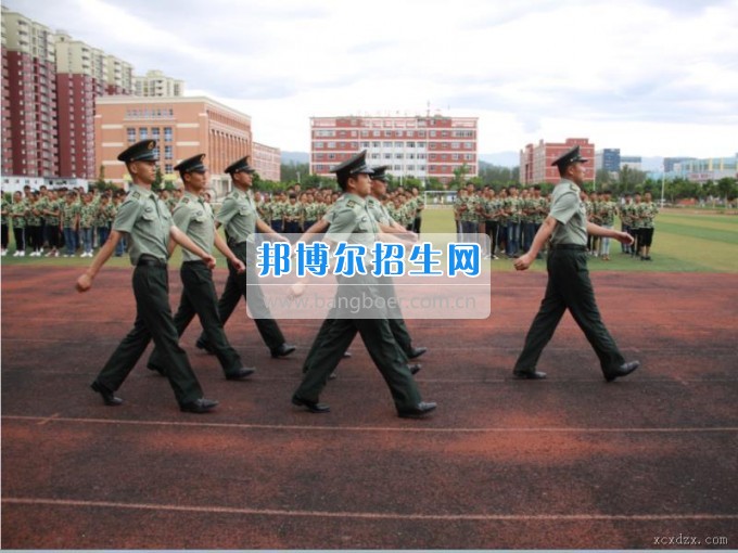西昌現代職業技術學校舉行2017級新生軍訓閱兵式暨軍訓表彰大會