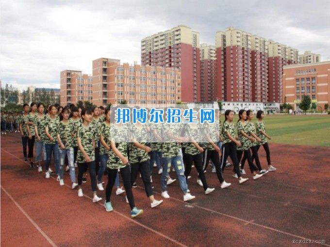 西昌現代職業技術學校舉行2017級新生軍訓閱兵式暨軍訓表彰大會