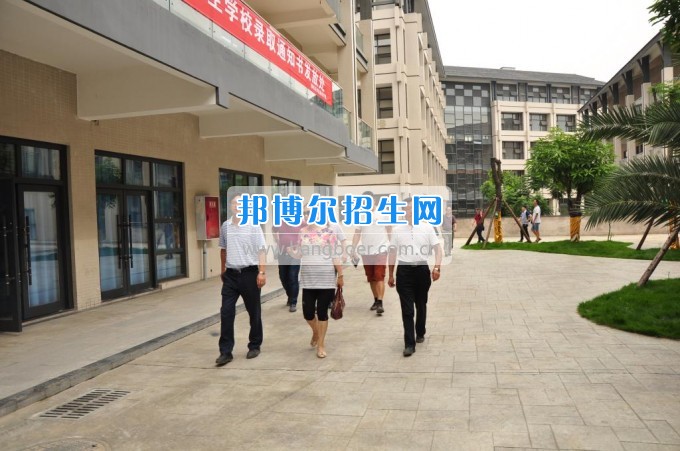 攀枝花學院土木工程學院副校長石維富帶隊檢查康養學院后勤準備工作 7月10日,攀枝花學院土木工程學院副校長石維富帶領學生處、后管處、網計中心、后勤集團、宣傳部、康養學院、花舞人間公司相關負責人一同視察了康養學院后勤保障準備工作。 石維富主要檢查了學生寢室、教室、實驗室、食堂、運動場等校園環境設施的準備情況。相關單位對準備工作中存在的問題提出了具體整改意見。最后石維富要求相關單位積極配合花舞人間公司做好開學前準備工作,并希望花舞人間公司加快工作進度,確保在開學前各項準備工作保質保量完成。