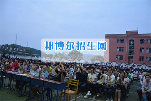 　　我校隆重舉行2017年預(yù)備班學(xué)生“各展所長，揚帆起航”文藝匯演  　　為了豐富同學(xué)們的課余生活，提高同學(xué)們的文藝素養(yǎng)，增強班級間的凝聚力和親和力。6月2日晚，我校在球類運動場舉辦了預(yù)備班“各展所長，揚帆起航”學(xué)生文藝匯演，全體預(yù)備班學(xué)生和職高部學(xué)生共800多名以及20多名教職工觀看了演出。  　　此次文藝匯演的節(jié)目內(nèi)容形式多樣、內(nèi)容豐富，激情的開場舞——《GOODBOY》中拉開了帷幕，伴隨著一陣陣掌聲，歌舞、小品、朗誦、相聲等精心準(zhǔn)備的22個精彩的節(jié)目為觀眾呈現(xiàn)了一道豐富的視聽盛宴，最后全體師生齊唱的《難忘今宵》把本場文藝匯演推向了高潮，掌聲和歡呼聲此起彼伏，臺上臺下成了一片激情四溢的海洋，本場文藝匯演畫上了圓滿的句號。  　　此次文藝匯演演出的成功舉辦，充分彰顯了我校預(yù)備班學(xué)生的個性，讓預(yù)備班學(xué)生充分感受到育才職高的魅力。