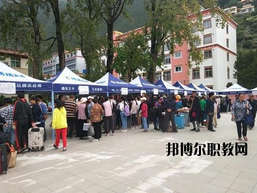 阿壩衛(wèi)生學(xué)校2020年報名條件、招生要求、招生對象