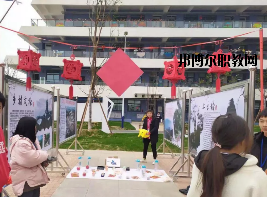 每一所學(xué)校開設(shè)的專業(yè)都是不一樣的，這是因為學(xué)校在一開始的時候所擁有辦學(xué)條件就是不一樣的。有的學(xué)校之所以可以開設(shè)這個專業(yè)，那是因為學(xué)校擁有這方面的教學(xué)資源，例如教學(xué)設(shè)施、師資力量等等，而不具備這個條件的話，學(xué)校也是不能開設(shè)該專業(yè)的。  信豐星泓職業(yè)學(xué)校招生專業(yè) 機(jī)電技術(shù)應(yīng)用、食品生物工藝、旅游服務(wù)與管理、電子商務(wù)、計算機(jī)平面設(shè)計。  信豐星泓職業(yè)學(xué)校簡介 江西信豐星泓職業(yè)學(xué)校位于江西省信豐縣工業(yè)園新陽路，是江西新泓教育投資有限公司投資三個億精心建造的重慶市行知教育集團(tuán)傾情打造的高檔次教育產(chǎn)業(yè)園，2019年7月竣工，2019年8月25日開學(xué)。  信豐星泓職業(yè)學(xué)校辦學(xué)條件 學(xué)校占地面積173畝，校舍建筑面積40000平方米，學(xué)校教學(xué)科研設(shè)備總值達(dá)2000多萬元，開設(shè)的專業(yè)有：食品生物工藝、計算機(jī)平面設(shè)計、機(jī)電技術(shù)應(yīng)用(工業(yè)機(jī)器人)、旅游服務(wù)與管理、電子商務(wù)。  小編總結(jié) 看過信豐星泓職業(yè)學(xué)校開設(shè)的專業(yè)以后，同學(xué)們有沒有找到自己喜歡的專業(yè)呢?我們可以看到這所學(xué)校開設(shè)的專業(yè)包括有機(jī)電技術(shù)應(yīng)用、食品生物工藝、旅游服務(wù)與管理、電子商務(wù)、計算機(jī)平面設(shè)計等，都是在當(dāng)下比較熱門的專業(yè)，是比較好就業(yè)的。