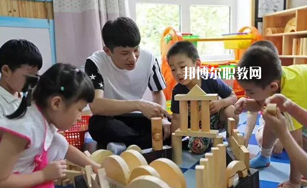 湖北2020年女生學幼師學校好找工作嗎
