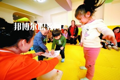 隨著二胎政策的放寬，我國新生兒的數量明顯增多，這也說明，在未來的很長一段時間里，幼師都是一個非常受歡迎的行業，而四川是座發展迅速，有深厚文化底蘊的城市，自然是受到很多同學喜愛，近日，就會問小編關于四川讀幼師學校好不好?那接下來，小編就給大家介紹一下四川幼師學校，如果你有更多疑問，歡迎點擊右側的咨詢欄與我們交流。  四川讀幼師的就業前景 就業容易，畢業學生不愁“嫁”盡管當前就業形勢嚴峻，各地大學生就業難度大，但許多城市的學前教育專業畢業生并未受影響，反而逆勢上漲，待遇也比往年有所提高。近年來，由于幼兒園發展的需要，很多單位幼兒教師奇缺，連男老師也變得搶手起來。學前、初教專業畢業生不愁“嫁”，甚至有很多幼教機構到學校預約、搶簽畢業生，幼教人才受歡迎程度可見一斑。  四川讀幼師的優勢 幼教項目的穩定性強，不受市場沖擊，打造終身產業?，F階段，無論是從國家教育改革發展的全局出發，還是從目前有關民辦學前教育的法律法規政策等方面來看，民辦學前教育發展潛力都十分巨大。其次，成就子女未來。選擇了幼教工作，可以讓我們更懂得如何教育子女，對自己未來孩子接收良好的家庭教育有著十分重要的促進作用。女性投身幼教行業后，長期接受最先進的幼教理念和適合中國幼兒的各類課程，繼而在對自己子女的教育觀念和方法上也會更科學，為孩子今后的發展奠定更好的基礎。  德陽科貿職業學院幼師升學班學前教育專業介紹 本專業順應國家“幼有所育”學前教育決策和學前教育專業人才極度短缺的社會需求而設，是一個綜合性較強的專業，涵蓋0-6歲兒童的教育，作為人生起點教育的學前教育專業對人的一生的發展和教育起著重要的奠基作用。本專業緊密對接各級各類幼兒園和早期教育機構等實施合作辦學、合作育人，強化“四能”特長(彈唱、舞蹈、美術、游戲)、“五會”素養(保育、保健、教育、溝通、管理)，致力于培養新時代“有愛心、有耐心、有恒心、有責任心”的學前教育人才。  培養目標：本專業培養以立德樹人為己任，具有良好的職業道德、專業素養、協作精神、溝通能力和創新意識，擁有先進的幼兒教育理念，具有較扎實的學前教育的專業知識與專業技能，具備較強的幼兒保教能力，從事幼兒園教育教學、保育保健工作的高素質應用型人才。  核心課程：學前教育學、學前兒童心理學、幼兒游戲理論與實踐、幼兒行為觀察、幼兒園五大領域教育、學前衛生學、聲樂、鋼琴、舞蹈、美術、幼兒歌曲彈唱、幼兒舞蹈創編、幼兒園班級管理、幼兒手工、家庭教育等。  職業前景：習近平總書記在“黨的十九大”上指出：“增進民生福祉是發展的根本目的。必須多謀民生之利、多解民生之憂，在發展中補齊民生短板、促進社會公平正義，在幼有所育、學有所教上不斷取得新進展。”  2019年教育部《2018年全國教育事業發展統計公報》顯示，2018年全國共有幼兒園26.67萬所，比上年增加1.17萬所，增長4.60%; 在園幼兒4656.42萬人，比上年增加56.28萬人;學前教育毛入園率達到81.7%，比上年提高2.1%，且0-6歲兒童超過1億，幼兒園專任教師258.14萬人。按照國家對學前教育師幼比(1:5)的規定，幼兒園專任教師的缺口高達673萬多。學前教育專業人才就業前景非常廣闊。  就業崗位：幼兒園教師、幼兒保育員、幼兒保健教師、早期教育教師。  獲取資格證書：幼兒園教師資格證、普通話水平證書(二甲及以上)  專業實訓室：幼兒保育實訓室、幼兒衛生保健實訓室、仿真幼兒園、幼兒手工制作實訓室、幼兒美術實訓室、聲樂實訓室、形體舞蹈實訓室、鋼琴實訓室、游戲與感統實訓室、繪本實訓室、蒙臺梭利教育實訓室、奧爾夫音樂實訓室等。  專業實踐基地：廣漢市第三幼兒園、廣漢市雒城鎮第四幼兒園、廣漢市西外中心幼兒園、德陽市旌南幼兒園、德陽市黃河東路幼兒園、四川師范大學實驗幼兒園、四川師范大學附屬啟夏幼兒園、成都市武侯區福錦幼兒園、崇州市虹橋歡樂谷幼兒園、岳池知恩行幼兒園、西充縣青葵幼兒園等。  上面關于四川讀幼師學校好不好?小編介紹了，小編覺得不管是讀什么學校都是要從多方面來考慮的，要看行業的發展前景怎么樣，還要看這個專業到底適不適合自己，就好像幼師學校，一定要學好小孩子才可以去讀，因為這個專業將來出來不管做什么工作，都是要和小朋友待在一起的。如有更多問題，歡迎咨詢邦博爾網。