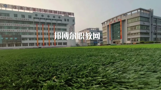 問：珠海索卡科技技工學校怎么樣、好不好?  答:珠海市索卡科技技工學校是經(jīng)珠海市人力資源和社會保障局批準成立，廣東索卡集團有限公司創(chuàng)辦的以培養(yǎng)中級技術(shù)人才為主的全日制中等技工學校。學校位于粵港澳大灣區(qū)的珠海市后花園高欄港經(jīng)濟區(qū)平沙鎮(zhèn)，是2020年珠海市西部地區(qū)僅有的一所中等職業(yè)學校。學校被列為廣東省足球協(xié)會(珠海)培訓實驗基地、珠海市新型技能人才培訓基地，珠海市國防與公共安全體驗基地。  珠海索卡科技技工學校就業(yè) 學校堅持校企合作的辦學思路，采取訂單式的人才培養(yǎng)模式，與省市足協(xié)和部分省內(nèi)外高等院校、眾多優(yōu)質(zhì)企業(yè)建立了校企合作關系，學生就業(yè)率保持在100%。索卡集團以“體育+旅游”產(chǎn)業(yè)開發(fā)為核心，多元化經(jīng)營，業(yè)務覆蓋體育、游艇、教育、酒店、醫(yī)療、康復康養(yǎng)、產(chǎn)業(yè)科研、商業(yè)運營、資本投資等領域，2019年正在珠海市平沙鎮(zhèn)投資建設“索卡國際足球小鎮(zhèn)”項目，計劃總投資60億元人民幣。  珠海索卡科技技工學校 學校規(guī)劃占地面積205畝，現(xiàn)有建筑面積約3萬平方米，環(huán)境優(yōu)美，交通便利，教學生活設施齊全，是一所獨具特色的技工學校。學校建有標準足球場、籃球場、排球場、羽毛球場、乒乓球場等活動場所。有教學樓、實訓樓、學生公寓樓、學術(shù)報告廳、學生社團活動中心等教育教學生活場所。  珠海索卡科技技工學校管理 學校管理科學規(guī)范，采取全封閉軍事化管理模式。學校有一支既能從事理論教學，又能指導實訓的“雙師型”隊伍。學校堅持“以就業(yè)為導向、以服務為宗旨、以質(zhì)量求生存、以管理樹形象、以特色謀發(fā)展，達到學生、家長、用人單位滿意”的辦學理念，根據(jù)市場需求，對接企業(yè)建專業(yè)，對接崗位設課程，根據(jù)興趣選專業(yè)，與就業(yè)市場緊密對接。  我們的起點可能很低，但我們要有扭轉(zhuǎn)局面的能力，努力把自己的成績提升上去，很多的學校都是看重統(tǒng)招的分數(shù)線的，只有把自己的學習提升上了了，你在考試中才能夠游刃有余，一次考試定乾坤，最后選擇有優(yōu)勢的學校。