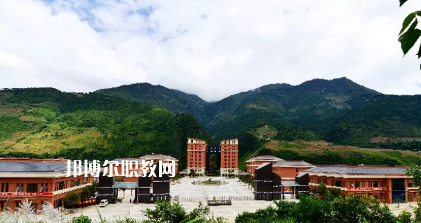 迪慶州民族中等專業(yè)學(xué)校2021年報名條件、招生要求、招生對象