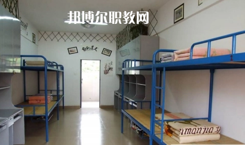 貴定縣技工學校報名條件、招生要求、招生對象是什么要求呢?每一個學校在招收學生的時候都是會有自己的要求的，同學們在找學校的時候也特別的擔心自己能不能符合到學校，小編就遇到很多這樣的學生來問，為了幫助同學們了解，小編就來整理一下學校這方面的要求。  貴定縣技工學校招生對象和條件 具有本縣戶籍井且參加當年中招考試，品德合格、身體健康，自愿報名的應屆初中畢業生     貴定縣技工學校錄取方式 根據當年高中錄取分數線下浮50分以內，錄滿名額為止。  貴定縣技工學校就讀形式 第一學年在貴定職校就讀，開設普通高中一年級課程，適當增加職業技能基礎課。一年后通過參加由貴定一中統一組織的選拔考試，按比例分流到貴定一中就讀。也可根據自己的意向選擇我校專業就讀，走技能成才之路，通過備考后報讀高職院校。  貴定縣技工學校校企合作 為貫徹落實好國家關于加強東西部扶貧協作的要求，進一步加強職業教育東西協作，發揮職業教育助推脫貧攻堅的重要作用。5月7日，副縣長荊茂團、政府辦副主任韋凱倫、扶貧辦副主任蔡健一行，來到貴定職校開展關于廣州市南沙區“美的集團”專項結對幫扶調研會議，貴定縣人力資源和社會保障局副局長、黨組副書記、貴定職校校長周傳德同志、副校長羅連慧等參加了會議。  會上，荊茂團副縣長首先指出：要貫徹好國家“東西協作”的要求，落實好東部地區幫助西部地區盡快實現全面脫貧的工作，他強調，在職業教育上解決學生就業問題是關鍵。他還向貴定職校校長周傳德同志提出希望：希望貴定職校能輸送專業性強的學生到廣州市南沙區“美的集團”工作，解決學生就業難的問題。隨后，周校長向荊副縣長匯報了我校當前面臨的**困難是缺乏專業教師和教學設施設備，希望廣州方面能夠給予幫助。  荊副縣長立即表示：廣州市南沙區“美的集團”會派相關的專業人員到貴定職校進行培訓和指導，并希望我校派出相關專業教師到美的集團進行交流學習，目的是加快校企合作的廣度與深度，促進教學、師資隊伍質量的全面提升，提高就業簽約率與對口率;如果我校與“美的集團”確定校企合作關系后，“美的集團”將會給學校提供相關的專業設施設備，開展師資能力培訓等，以提高專業的教育教學質量，真正實現“一人就業、全家脫貧”。  小編為同學們整理了關于學校的招生條件這些，實際上正常畢業的同學基本都是可以就讀的，只是在學習專業的時候同學們需要慎重一點，有的專業是有專業要求的，那個就必須符合，因為關系到今后的就業的情況的，小編建議同學們如果確實是要就讀職校的話都要提前一點選擇好。
