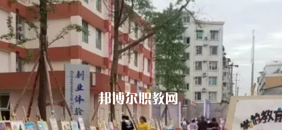 天府成人中等專業(yè)學(xué)校2022年學(xué)費、收費多少