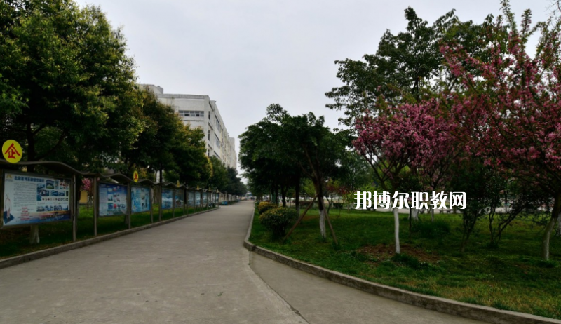 四川省廣漢市職業中專學校怎么樣、還不好