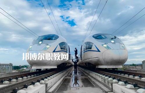 蘭州2022年軌道交通學(xué)校中專升大專考什么