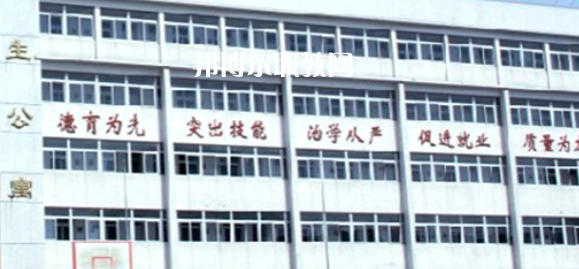 南京市公用事業(yè)技工學(xué)校學(xué)費(fèi)：*********，具體各專(zhuān)業(yè)學(xué)費(fèi)明細(xì)如下，希望對(duì)大家有幫助，邦博爾小編整理的南京市公用事業(yè)技工學(xué)校學(xué)費(fèi)信息僅供參考，如有變動(dòng)，以學(xué)校官方最新消息為準(zhǔn)。  一、南京市公用事業(yè)技工學(xué)校學(xué)費(fèi)多少錢(qián)(學(xué)費(fèi)明細(xì)) 1、南京市公用事業(yè)技工學(xué)校各專(zhuān)業(yè)學(xué)費(fèi)收費(fèi)標(biāo)準(zhǔn)  2、南京市公用事業(yè)技工學(xué)校住宿費(fèi)標(biāo)準(zhǔn)：500元/學(xué)年  3、南京市公用事業(yè)技工學(xué)校資助政策  學(xué)校嚴(yán)格按物價(jià)局核定的標(biāo)準(zhǔn)收費(fèi)，在校生享受政府免學(xué)費(fèi)政策。符合條件的優(yōu)秀學(xué)生和貧困生，按規(guī)定享受?chē)?guó)家勵(lì)志獎(jiǎng)學(xué)金和助學(xué)金。  學(xué)校實(shí)行獎(jiǎng)學(xué)金制度，對(duì)比亞迪冠名班，開(kāi)沃集團(tuán)南京金龍冠名班，天泓冠名班和品學(xué)兼優(yōu)的優(yōu)秀學(xué)生給予獎(jiǎng)勵(lì)。  二、南京市公用事業(yè)技工學(xué)校簡(jiǎn)介 多年來(lái)，學(xué)校與一百多家企事業(yè)單位建立了用人協(xié)作關(guān)系，為畢業(yè)生建立了暢通的就業(yè)渠道，部分專(zhuān)業(yè)已采用“定單式定向委培”輸送就業(yè)。  2004年以來(lái)，每年就業(yè)率始終在98.5%以上，畢業(yè)生就業(yè)去向主要為公交行業(yè)，如南京公交、中北巴士、新城巴士等;  汽車(chē)制造行業(yè)，如南京南汽集團(tuán)MG汽車(chē)制造公司、南京長(zhǎng)安汽車(chē)制造公司等;  汽車(chē)銷(xiāo)售(4S店)和維修行業(yè)如江蘇天泓汽車(chē)服務(wù)有限公司、南京朗馳集團(tuán)有限公司和江蘇省外事旅游汽車(chē)公司汽車(chē)修理總廠、南京新港汽車(chē)維修公司等。
