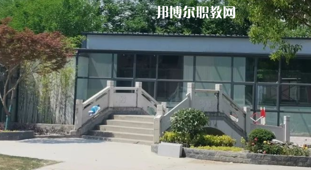 泰州市姜堰區(qū)江淮職業(yè)高級(jí)中學(xué)地址在哪里，哪個(gè)地區(qū)，哪個(gè)城市?