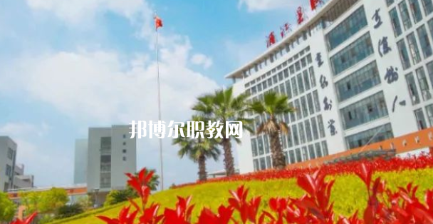 浦江縣職業技術學校招生計劃人數根據專業不同，計劃也是不同的，例如：幼兒保育招生40人，學前教育招生57人，普職融通招生150人，工藝美術招生150人，淘寶美工招生40人，等等，邦博爾小編為大家整理了浦江縣職業技術學校招生計劃人數詳細內容，信息僅供參考，如有變動，以學校官方最新消息為準。  一、浦江縣職業技術學校招生計劃一覽表 二、浦江縣職業技術學校招生情況 1、浦江縣職業技術學校招生條件、要求  遵紀守法、熱愛勞動、文明禮貌、樸實誠信;  無疾病、無傳染病、無慢性病史、無犯罪史、無嚴重違紀史;  身體健康，學生品行端正。  2、浦江縣職業技術學校招生對象  招收應屆、歷屆初中畢業及以上文化程度的學生  三、浦江縣職業技術學校簡介 學校有全國職教名師、省特級教師、大師名家、省市教壇新秀、省技術能手、市學科帶頭人40多人。智慧校園管理系統、體育館、圖書館、電子閱覽室、校內外實訓基地等，教學設施一應俱全。  學校設有浦江縣職業技能培訓中心和職業技能鑒定中心。  四、浦江縣職業技術學?？诒?校友評價：浦江縣職業技術學校辦學特色鮮明，教學設施一應俱全，為本地經濟建設和社會發展培養高技能人才。  校友評價：浦江縣職業技術學校教學設備比較齊全，老師工作認真，領導班子心齊。