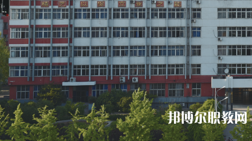 開(kāi)灤技師學(xué)院招生計(jì)劃?每年學(xué)校在招生季節(jié)都會(huì)公布自己的招生計(jì)劃，那么學(xué)生們?cè)趯?duì)學(xué)校所進(jìn)行選擇的時(shí)候，是可以具體看看一所學(xué)校的招生計(jì)劃，然后再看看學(xué)校所公布的招生要求是否是自己可以滿足的，從而決定對(duì)學(xué)校的報(bào)讀。  一、開(kāi)灤技師學(xué)院招生計(jì)劃一覽表 二、開(kāi)灤技師學(xué)院招生情況 1、開(kāi)灤技師學(xué)院招生條件、要求  身高:1.55米以上。  體重:不低于50公斤，高限不超過(guò)標(biāo)準(zhǔn)體重的50%。  視力:裸眼視力左右均在4.7(含47)以上，砂眼左右無(wú)第二期三個(gè)“十”者，無(wú)色弱、色盲者。  耳病:無(wú)化膿性中耳炎者。  聽(tīng)力:左右兩側(cè)均大于80%(包括80%分貝)。  鼻病:無(wú)萎縮性鼻炎及較重肥大性鼻炎者。  血壓:90mmHg<收縮壓<140mmHg、60mmHg<舒張壓<90mmHg  心臟:二級(jí)收縮期雜音以下和心率在90次/分以下者。  肺臟:無(wú)慢性支氣管炎 支氣管哮喘、肺結(jié)核、結(jié)核性胸膜炎等呼吸系統(tǒng)慢性病。  腹部無(wú)任何腫物和肝、脾不腫大者(肝大一公分以內(nèi)功能正常者除外)。  對(duì)紋身者,面部、頸部紋身直徑不超過(guò)2cm，著短裝身體其他裸露部位直徑不超過(guò)3cm。面部、頸部紋身直徑超過(guò)2cm或其他部位超過(guò)3cm的，不合格;如本人能夠積極處理，可視為合格。  輔助檢查、胸透、化驗(yàn)正常者。  其他:無(wú)殘疾、無(wú)駝背、無(wú)畸形、無(wú)較重之扁平足或拇指外翻 無(wú)腿部或精索靜脈曲張者,無(wú)難治或面積較大之皮膚疾病,無(wú)痔或漏者，無(wú)疝氣者，無(wú)多發(fā)性淋巴腺腫大者，無(wú)較重慢性病者，無(wú)不適合招錄崗位所要求的身體條件者。  2、開(kāi)灤技師學(xué)院招生對(duì)象  中考生和往屆生，  三、開(kāi)灤技師學(xué)院簡(jiǎn)介 學(xué)校服務(wù)河北省能源、裝備制造等傳統(tǒng)產(chǎn)業(yè)升級(jí)，服務(wù)京津冀產(chǎn)業(yè)智慧化水平提升的發(fā)展需求，瞄準(zhǔn)河北省新興產(chǎn)業(yè)、現(xiàn)代服務(wù)業(yè)創(chuàng)新發(fā)展戰(zhàn)略，對(duì)接能源(煤炭)，裝備制造、現(xiàn)代服務(wù)業(yè)等產(chǎn)業(yè)設(shè)置專業(yè)，開(kāi)設(shè)電氣自動(dòng)化設(shè)備安裝與維修、煤礦技術(shù)、電子商務(wù)、計(jì)算機(jī)網(wǎng)絡(luò)技術(shù)等專業(yè)16個(gè)。  2020年突出發(fā)展現(xiàn)代服務(wù)業(yè)的要求，增設(shè)《幼兒教育》專業(yè)。經(jīng)過(guò)幾年發(fā)展，逐步形成“裝備制造業(yè)與現(xiàn)代服務(wù)業(yè)共同主導(dǎo)、傳統(tǒng)產(chǎn)業(yè)與新興產(chǎn)業(yè)雙輪驅(qū)動(dòng)的發(fā)展格局”相適應(yīng)的專業(yè)布局。  四、開(kāi)灤技師學(xué)院口碑 校友評(píng)價(jià)：開(kāi)灤技師學(xué)院地理位置優(yōu)越，交通十分方便。  校友評(píng)價(jià)：開(kāi)灤技師學(xué)院畢業(yè)生就業(yè)前景光明。