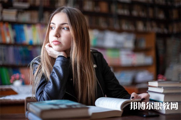 湖北哪里的中專學校能讀美發與形象設計專業專業