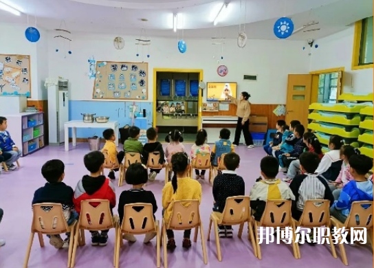 重慶2024年女生適合學的中專專業