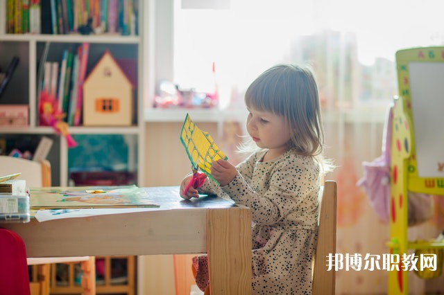 廣西哪里的職業學校能讀服裝制作與生產管理專業