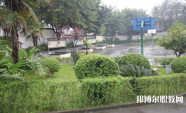 自貢2025年初中生女生讀什么鐵路學校好