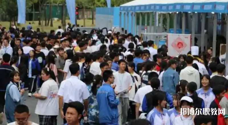 自貢2025年附近有哪些鐵路學校