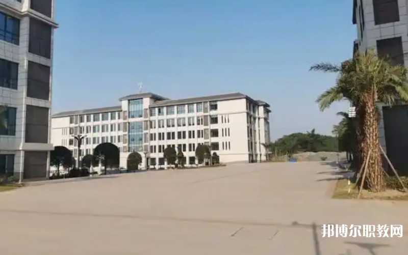 自貢2025年學鐵路學校哪個學校好